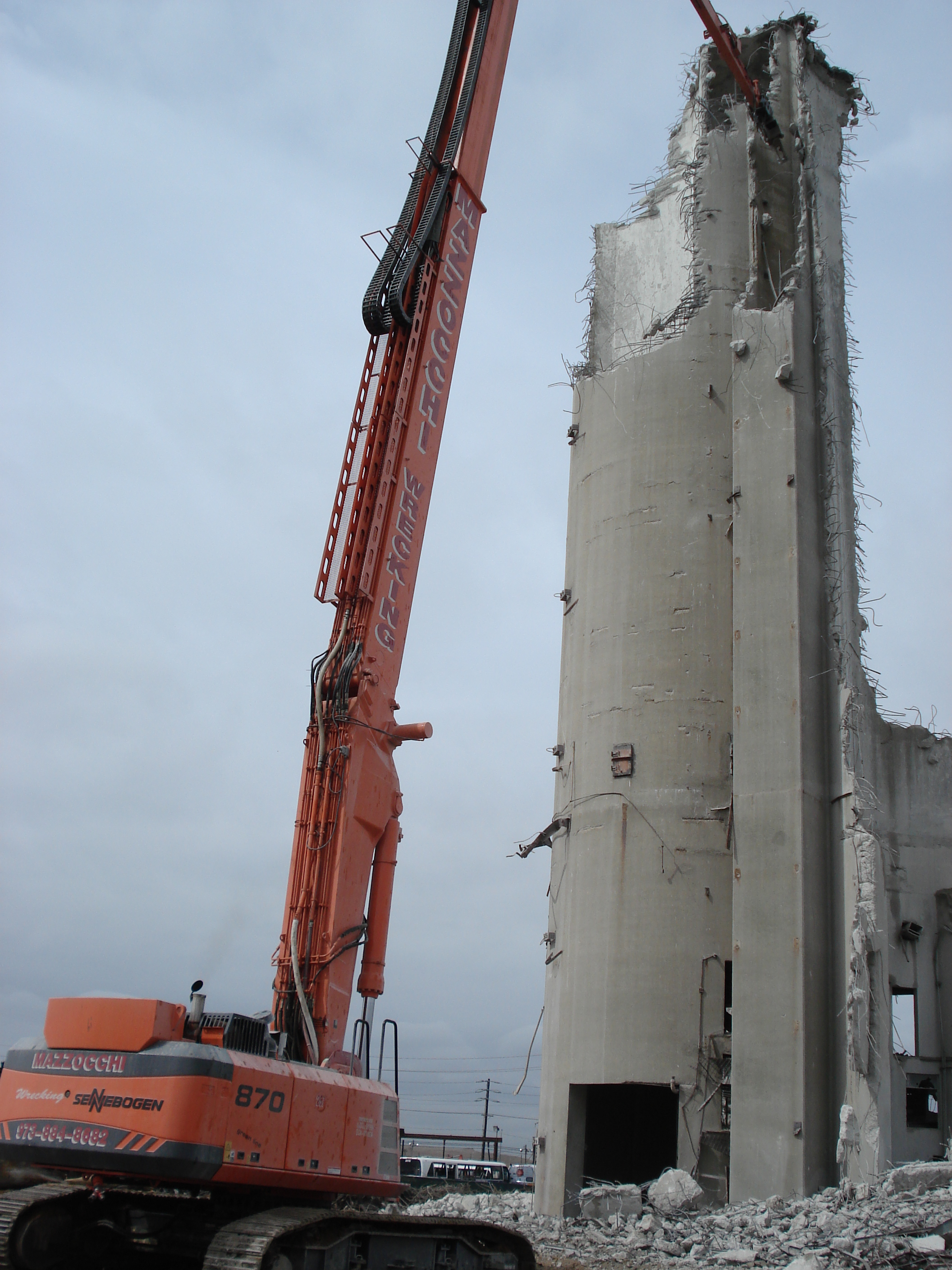 SENNEBOGEN 870 R-HD Reaches New Heights With LVI/Mazzocchi Wrecking